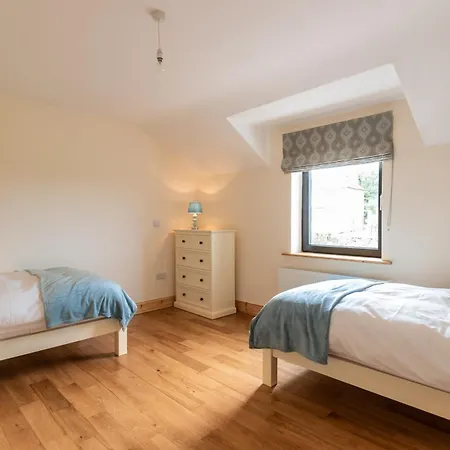 Дом отдыха Luxury 4 Bedroom Overlooking The Sea On Valentia Island *