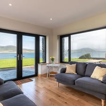 Дом отдыха Luxury 4 Bedroom Overlooking The Sea On Valentia Island