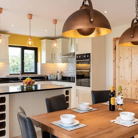 Дом отдыха Luxury 4 Bedroom Overlooking The Sea On Valentia Island *