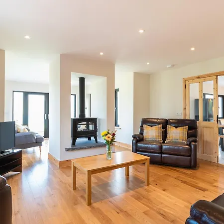 Luxury 4 Bedroom Overlooking The Sea On Valentia Island Дом отдыха Knights Town